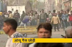 दिल्ली के जाफराबाद में सीएए विरोधी प्रदर्शन के दौरान झड़प दिल्ली के जाफराबाद में सीएए विरोधी प्रदर्शन के दौरान झड़प