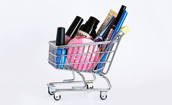 8 Mini Makeup Products That Are The Answer To Every Traveller&rsquo;s Worries