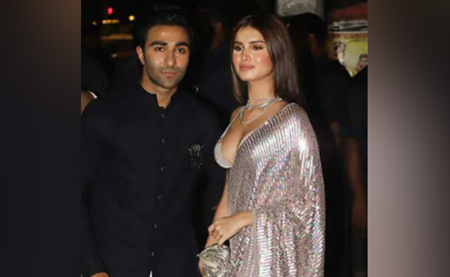 Viral: Tara Sutaria And Aadar Jain Burn Up The Dance Floor At Armaan's Reception