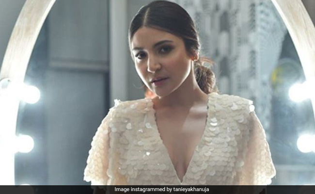 मरमेड बनीं अनुष्का शर्मा, देखें इस डैजलिंग व्हाइट गाउन में उनकी खूबसूरत Pics