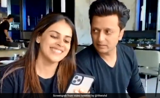 रितेश देशमुख को शादी की फोटो दिखा रही थीं जेनेलिया, आई आवाज- जिन जख्मों को वक्त... देखें Video