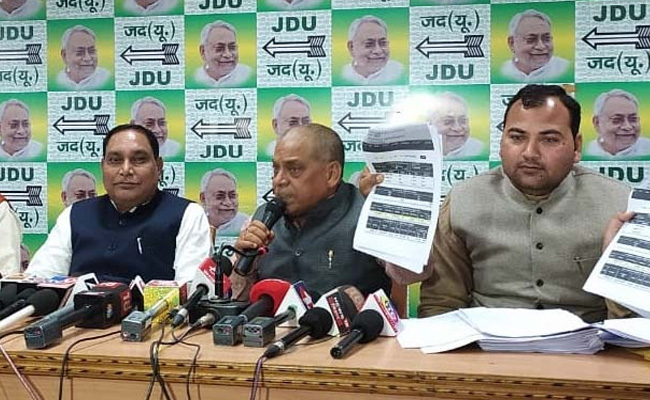 क्या है तेजस्वी यादव की 'हाईटेक बस' यात्रा का पूरा विवाद?