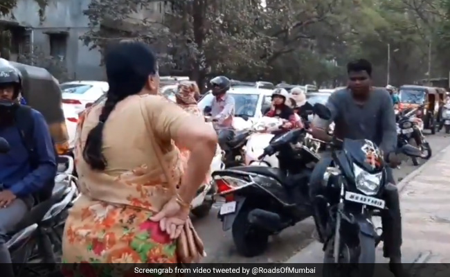 VIDEO: बुजुर्ग महिला ने फुटपाथ पर गाड़ी दौड़ाने वालों को सबक सिखाने के लिए उठाया कदम, ऐसे दे रहीं बाइकर्स को 'ज्ञान'