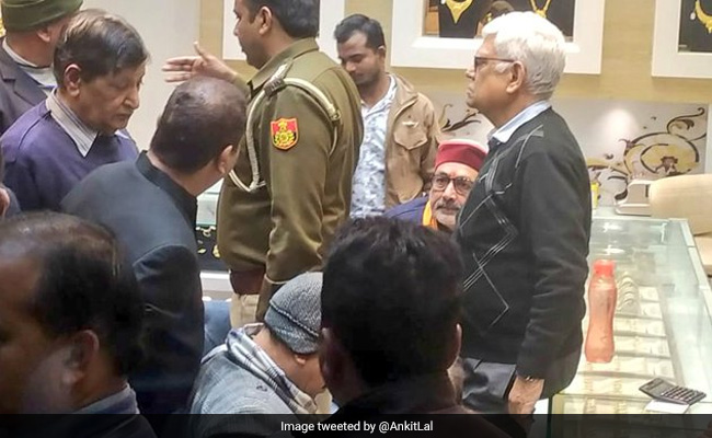 दिल्ली विधानसभा चुनाव : केंद्रीय मंत्री गिरिराज सिंह पर वोटरों को पैसा बांटने का आरोप, देखें-VIDEO