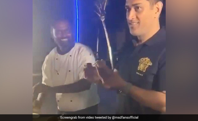 MS Dhoni ने विदेश में अपने हाथों से खिलाए लोगों को गोलगप्पे, देखकर लोग रह गए हैरान... देखें Video