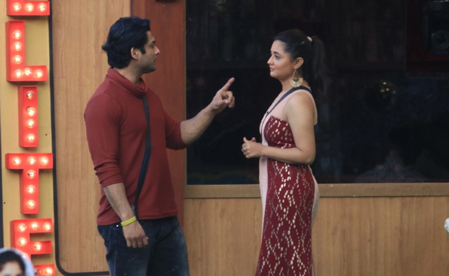 <i>Bigg Boss 13</i> Written Update February 6, 2020: Rashami Desai, Sidharth Shukla And Asim Riaz Use Their 'Elite Club' Benefits