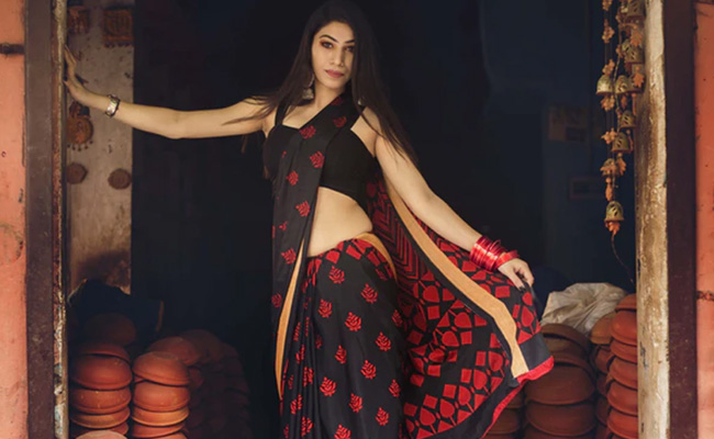 Valentine's Day Sale: Pick These Trendy Sarees For Great Deals