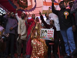 'चेन्नई के शाहीन बाग' में मुस्लिम कपल ने रचाई शादी, तिरंगा लहराकर बोले- 'CAA, NPR और NRC नहीं...' 'चेन्नई के शाहीन बाग' में मुस्लिम कपल ने रचाई शादी, तिरंगा लहराकर बोले- 'CAA, NPR और NRC नहीं...'