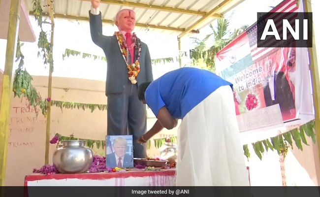 ट्रंप का 'जबरा फैन': घर के आंगन में लगवाई 6 फीट की मूर्ति, रोज करता है पूजा और शुक्रवार को रखता है व्रत