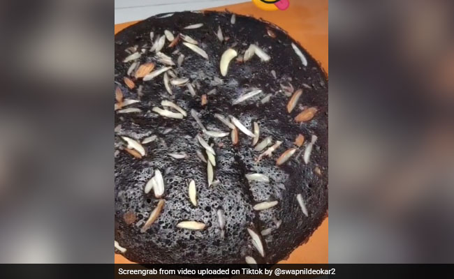 तीन चीजों से लड़के ने कढ़ाई में बनाया चॉकलेट केक, TikTok पर वायरल हो रही है ये रेसिपी
