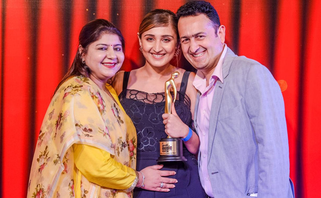 Singer Dhvani Bhanushali Wins Mirchi Music Award