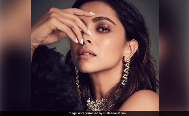 फिगर हगिंग गाउन में दीपिका पादुकोण ने मचाया धमाल, देखें शानदार Photos