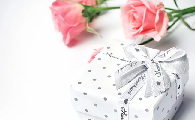 These 8 Romantic Valentine's Gifts Are Perfect To Say 'I Love You' With