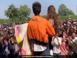 सारा अली खान के साथ नाच रहे थे कार्तिक आर्यन, तभी एक्ट्रेस को गोद में उठाकर यूं दिया सरप्राइज- देखें Video सारा अली खान के साथ नाच रहे थे कार्तिक आर्यन, तभी एक्ट्रेस को गोद में उठाकर यूं दिया सरप्राइज- देखें Video