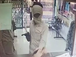 तमंचा लहराते हुए बैंक पहुंचा शख्स, कैशियर ने किया ऐसा काम कि भाग खड़ा हुआ लुटेरा- देखें VIDEO तमंचा लहराते हुए बैंक पहुंचा शख्स, कैशियर ने किया ऐसा काम कि भाग खड़ा हुआ लुटेरा- देखें VIDEO
