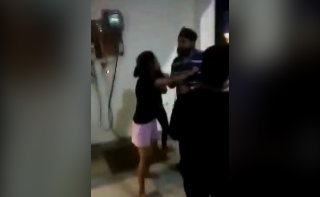 हॉस्टल के बाहर लड़कों से बात करने की सजा, पड़ोसी ने MBA छात्रा को पीटा, VIDEO देखने के बाद FIR