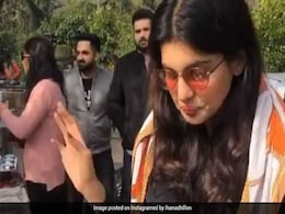 मक्की की रोटी और सरसों के साग का लुत्फ लेती दिखीं ये एक्ट्रेस, बोलीं- यह है पंजाब का असली...देखें Video मक्की की रोटी और सरसों के साग का लुत्फ लेती दिखीं ये एक्ट्रेस, बोलीं- यह है पंजाब का असली...देखें Video