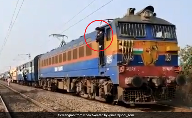 लोको पायलट ने घायल यात्री के लिए उल्टी दौड़ाई ट्रेन, पहुंचाया अस्पताल तो रेल मंत्री बोले- 'अपना कर्तव्य निभाने का यह...' देखें Video