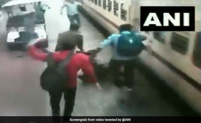 चलती ट्रेन में चढ़ने की कोशिश में महिला प्रोफेसर गिरीं, आरपीएफ जवान ने बचाई जान, देखें - VIDEO
