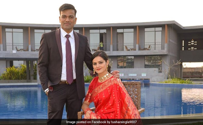 शादी के लिए नहीं मिल पा रही थी फुर्सत, IAS ऑफिसर ने दफ्तर में ही रचाया IPS दुल्‍हन संग ब्‍याह