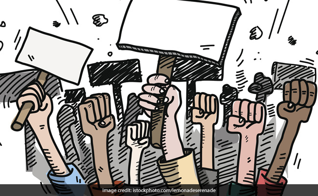 गुजरात: पुरानी पेंशन की मांग पर हजारों कर्मचारियों ने ‘सामूहिक अवकाश’ लिया