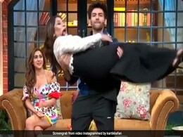 अर्चना पूरन सिंह को गोद में उठाने के बाद सेट पर ही गिर पड़े कार्तिक आर्यन, Video हुआ वायरल अर्चना पूरन सिंह को गोद में उठाने के बाद सेट पर ही गिर पड़े कार्तिक आर्यन, Video हुआ वायरल