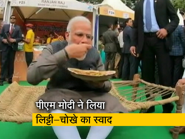 पीएम मोदी ने लिया लिट्टी-चोखे का स्वाद, साथ में पी कुल्हड़ वाली चाय