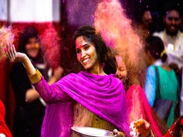Holi 2020: फटी त्वचा और उलझे बाल नहीं चाहते तो रंग खेलने से पहले जरूर फॉलो करें ये Tips Holi 2020: फटी त्वचा और उलझे बाल नहीं चाहते तो रंग खेलने से पहले जरूर फॉलो करें ये Tips
