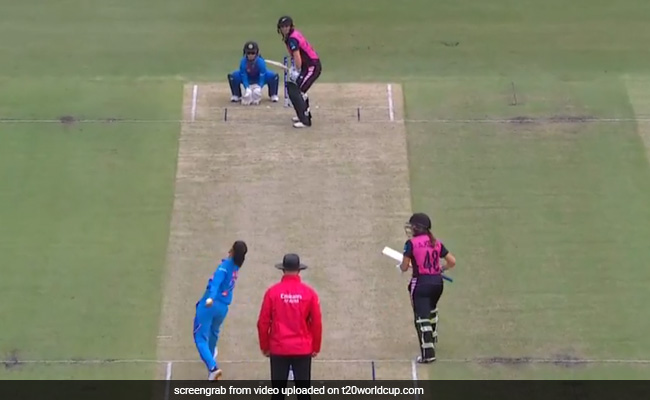 IND vs NZ: आउट करने के बाद हाथ जोड़कर जमीन पर बैठ गईं राधा, जश्न देख बल्लेबाज हुई हैरान, देखें Video