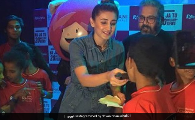 ध्वनि भानुशाली का सॉन्ग 'ना जा तू' हुआ सुपरहिट, तो जश्न मनाने पहुंचीं जरूरतमंद बच्चों के पास