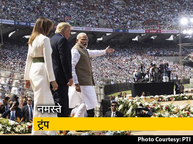 मोटेरा स्टेडियम पहुंचे डोनाल्ड ट्रंप, भारी संख्या में पहुंचे लोग