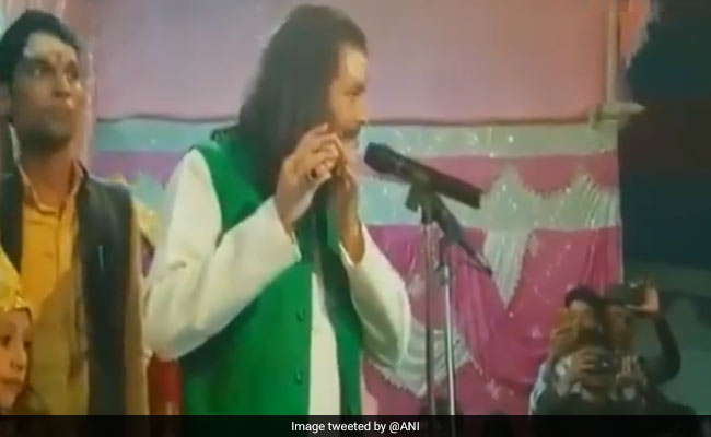 महाशिवरात्रि के मौके पर बांसुरी बजाते दिखे बिहार के पूर्व स्वास्थ्य मंत्री तेज प्रताप यादव, देखें VIDEO