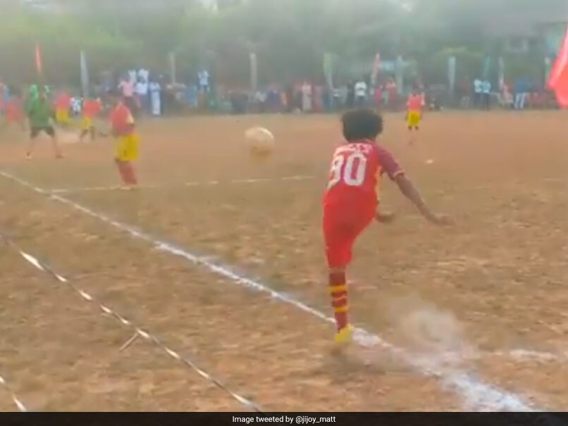 VIDEO: 10 साल के 'भारत के इस मेसी' ने दागा कमाल का गोल तो शशि थरूर हुए हैरान, कही यह बात..
