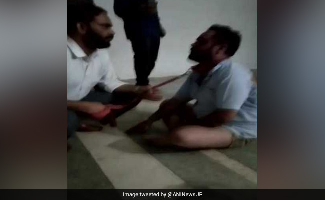 परिवार के खिलाफ जाकर की शादी तो लड़की के घरवालों ने लड़के के गले में कुत्ते का पट्टा बांधकर की पिटाई, फिर बोले- 'भौंक कर दिखा...'