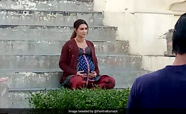 कृति सेनन की फोटो ने खींचा सबका ध्यान, बेबी बंप के साथ सीढ़ियों पर बैठी नजर आईं एक्ट्रेस