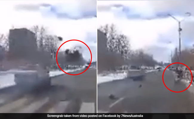 तेज रफ्तार कार ने मां के साथ प्रैम में जा रहे बच्चे को मारी टक्कर तो हवा में उड़ते हुए गिरी प्रैम और फिर... देखें Video