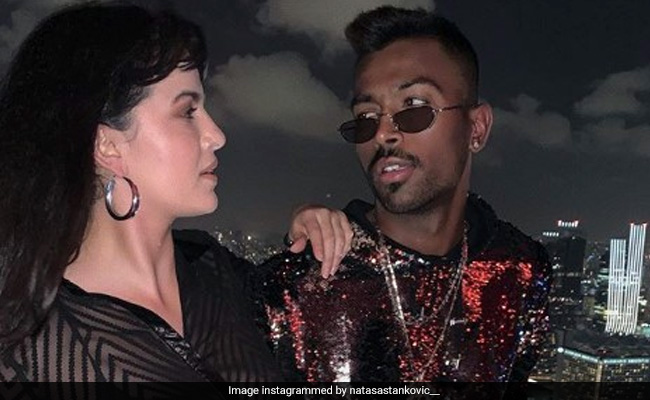 हार्दिक पंड्या के साथ नताशा ने शेयर की Romantic फोटो, लोग बोले- 'अय्यर और बबीता...'