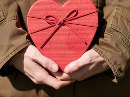 Valentine's Week Days List: 7 फरवरी को Rose Day और 13 को है Kiss Day, यहां है पूरी Date Sheet, जानें वेलेंटाइन वीक के Gift Ideas Valentine's Week Days List: 7 फरवरी को Rose Day और 13 को है Kiss Day, यहां है पूरी Date Sheet, जानें वेलेंटाइन वीक के Gift Ideas