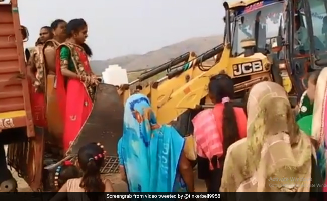 ट्रक से उतरने के लिए महिलाओं ने लगाई ऐसी जुगाड़, बुला ली JCB मशीन, देखें Viral Video