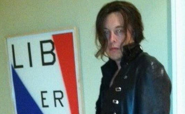 Elon Musk Confesses He's A 3,000-Year-Old Vampire. Internet Not Surprised