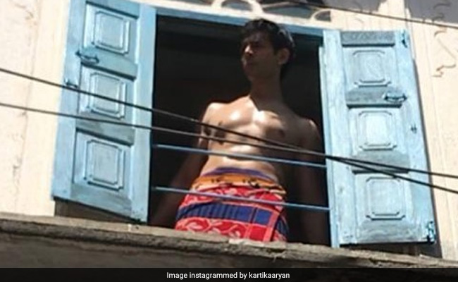 कार्तिक आर्यन टॉवेल पहने आ गए खिड़की पर, बोले-  दिल दीवाना बिन सजनी के....Photo हुई वायरल