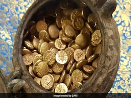 मंदिर के पास खुदाई में मिले 1.7 किलो सोने के सिक्के, अरबी भाषा में लिखा मिला कुछ ऐसा... मंदिर के पास खुदाई में मिले 1.7 किलो सोने के सिक्के, अरबी भाषा में लिखा मिला कुछ ऐसा...