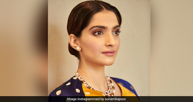 Sonam Kapoor Has Mumbai's Favourite Bhelpuri, But The Presentation Has A Twist