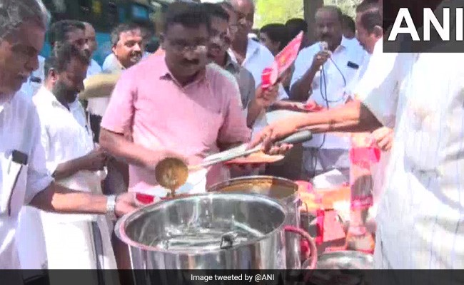 पुलिस प्रशिक्षुओं के मैन्यू से बीफ हटवाने की खबरों के बीच कांग्रेस नेताओं ने थाने के बाहर बांटी बीफ करी