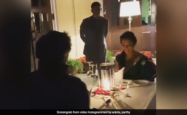 मिलिंद सोमन पत्नी अंकिता संग रोमांटिक कैंडल लाइट डिनर करते आए नजर, देखें यह Video