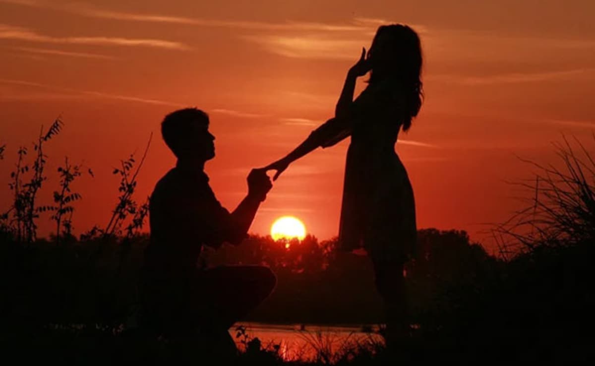 गर्लफ्रेंड/बॉयफ्रेंड के लिए सबसे रोमांटिक शायरी कौन सी है? स्पेशल फ़ील करने के लिए भेजें ये 7 रोमांटिक शायरी