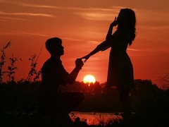 गर्लफ्रेंड/बॉयफ्रेंड के लिए सबसे रोमांटिक शायरी कौन सी है? स्पेशल फ़ील करने के लिए भेजें ये 7 रोमांटिक शायरी