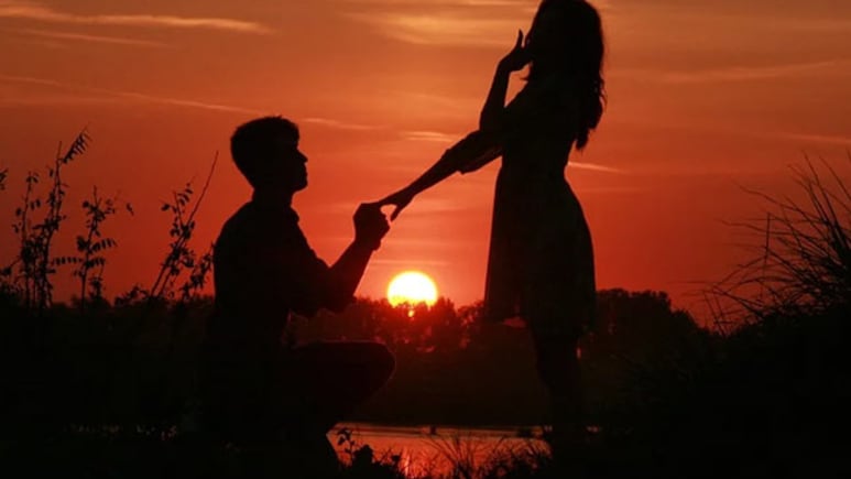 गर्लफ्रेंड/बॉयफ्रेंड के लिए सबसे रोमांटिक शायरी कौन सी है? स्पेशल फ़ील करने के लिए भेजें ये 7 रोमांटिक शायरी