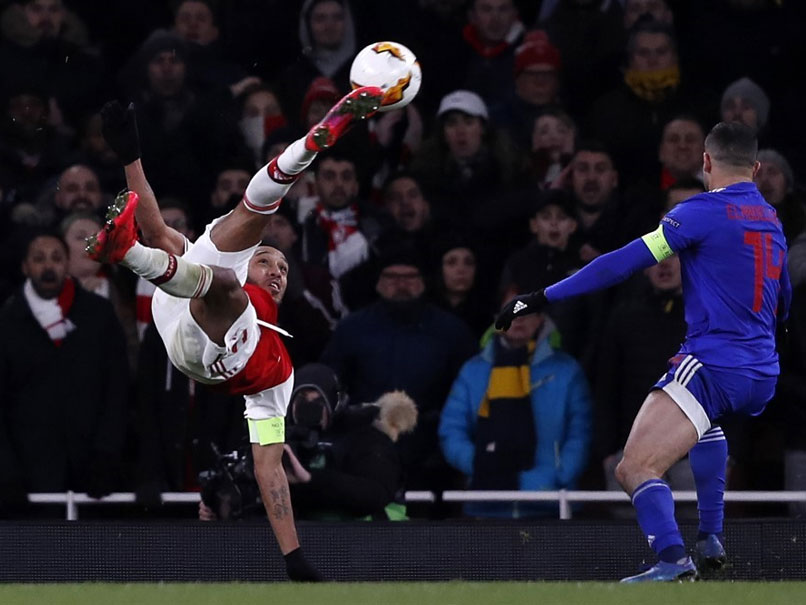 Watch: Pierre-Emerick Aubameyang Pulls Off Incredible Bicycle Kick Then Misses Sitter