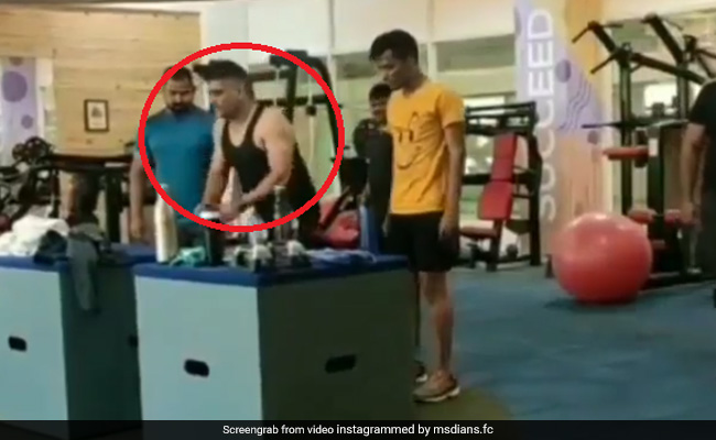 MS Dhoni ने जिम में हवा में उछलकर किया ऐसा स्टंट, देखते रह गए लोग, देखें Video
